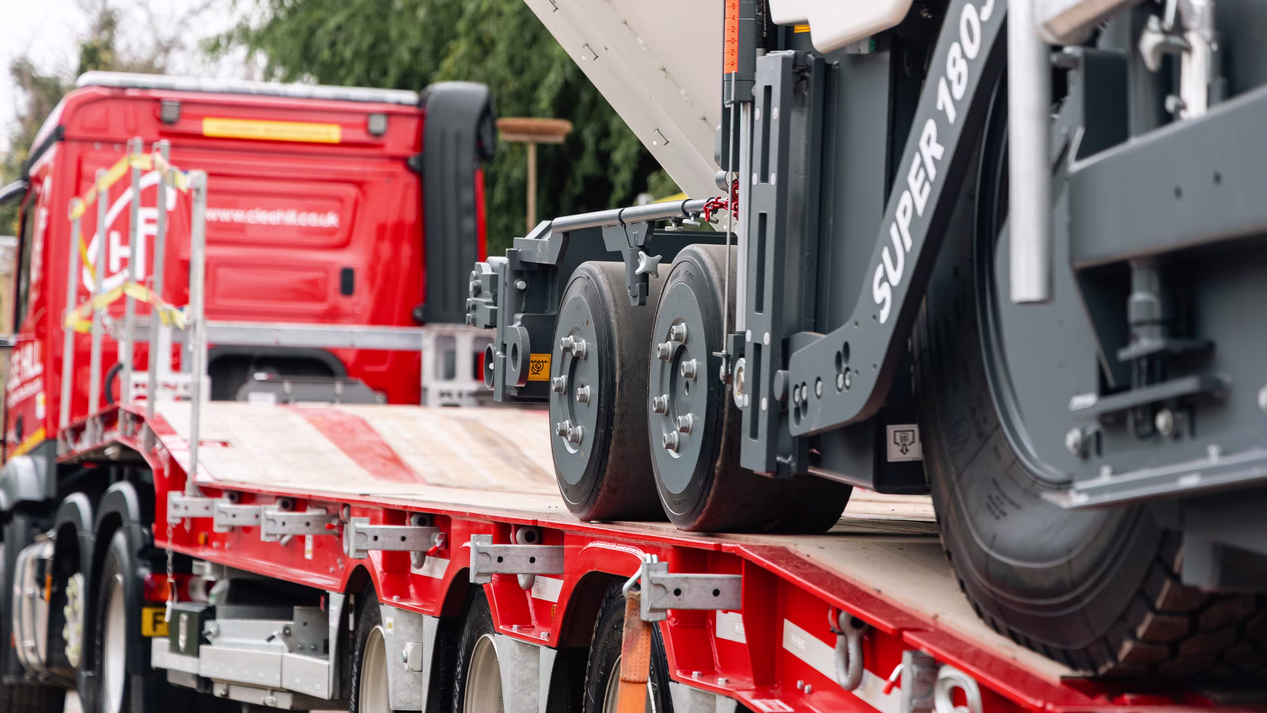 King GTSS44 semi-sloping trailer with hydraulic fliptoe ramps and axle configuration.