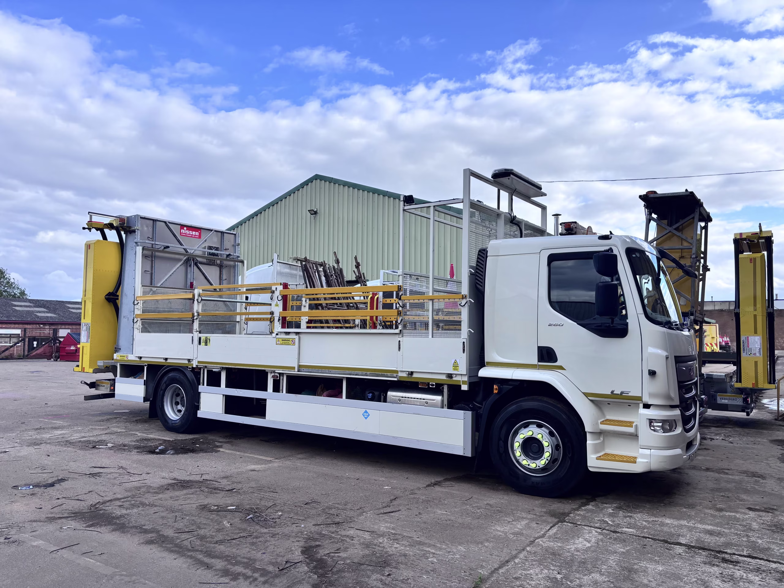 DAF XB IPV traffic management vehicle with Nissen vertical light arrow and Verdegro crash cushion.
